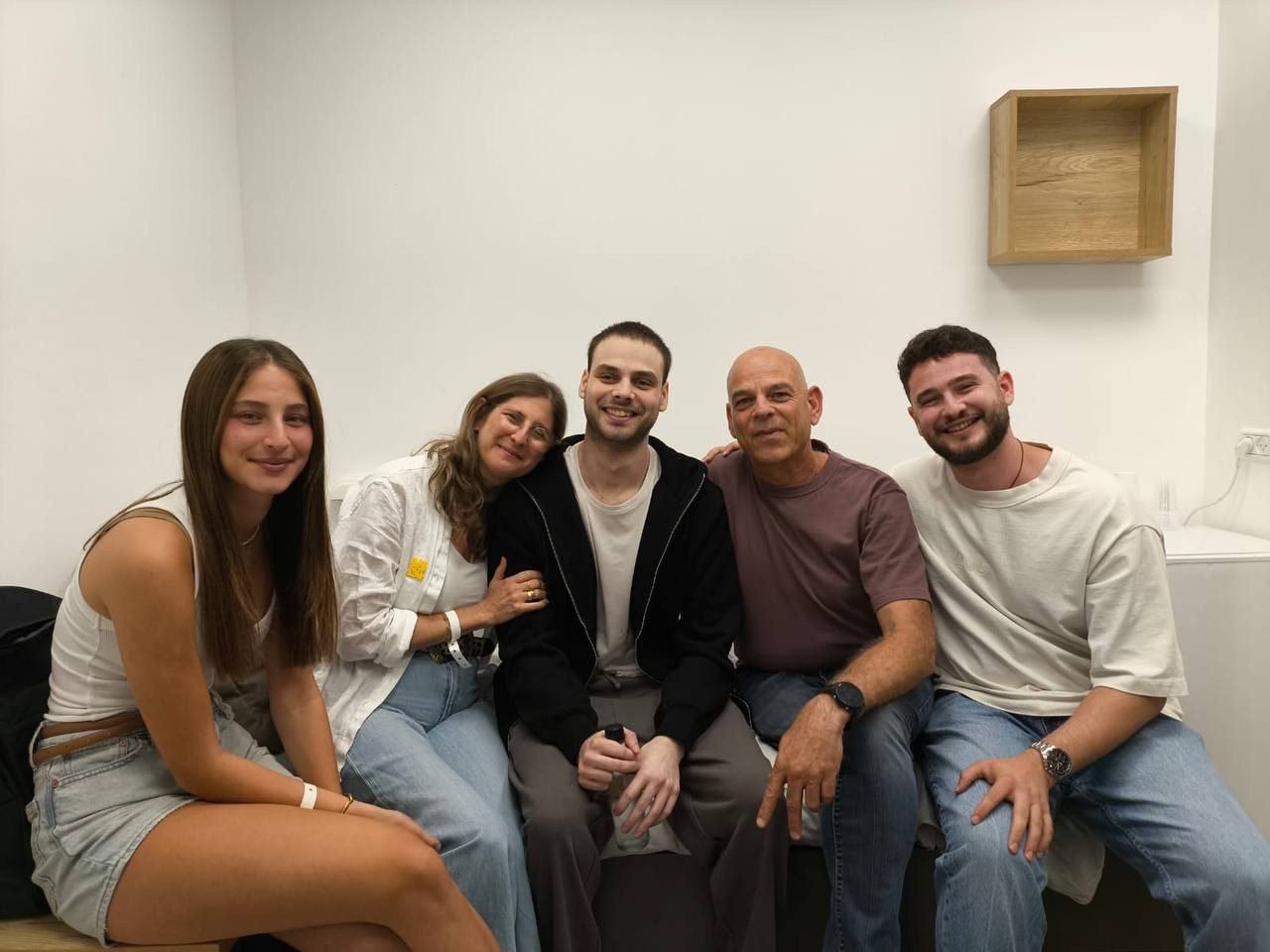 אלון אהל עם בני משפחתו